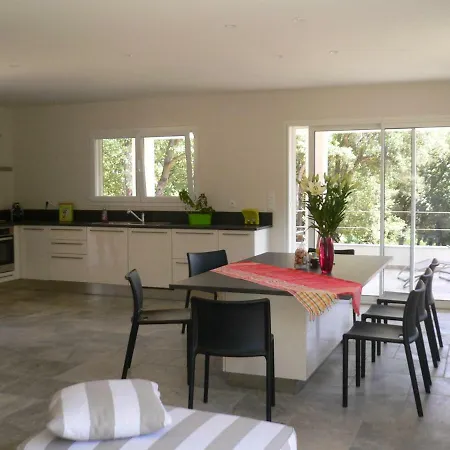 Belle Dans Un Parc Prive. Villa